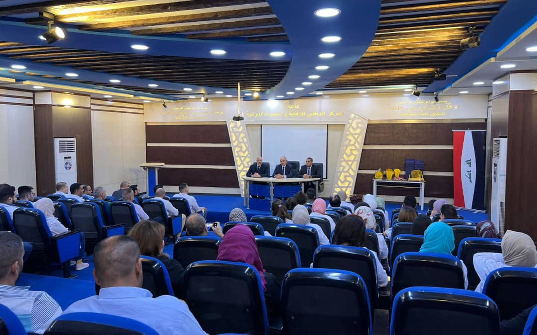 مدير عام دائرة الأمور الفنية يعقد اجتماعًا موسعًا في المركز الوطني للرقابة والبحوث الدوائية